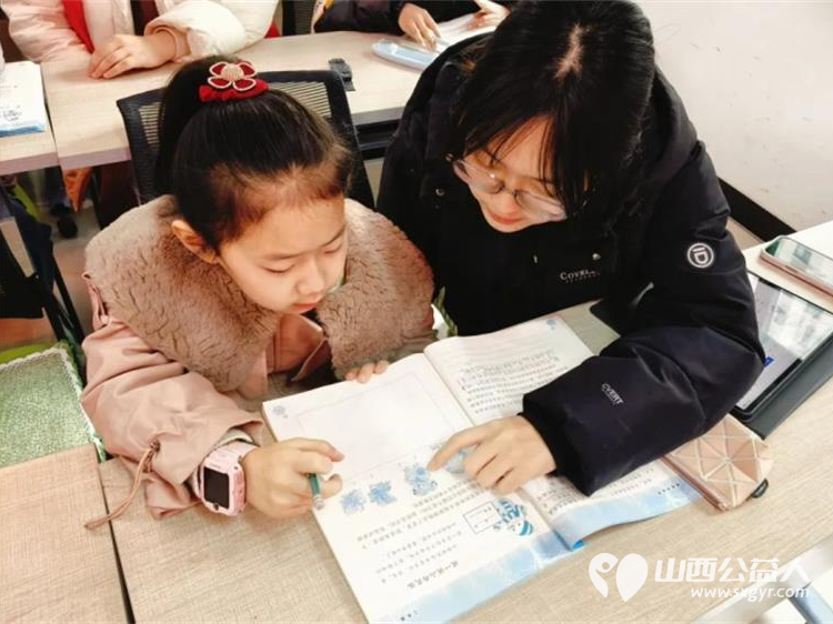 临汾市铁路东街道康庄社区开展寒假缤纷假期公益课堂志愿活动临汾市护苗爱心志愿服务队在本期公益辅导班中做辅导 - 第9张