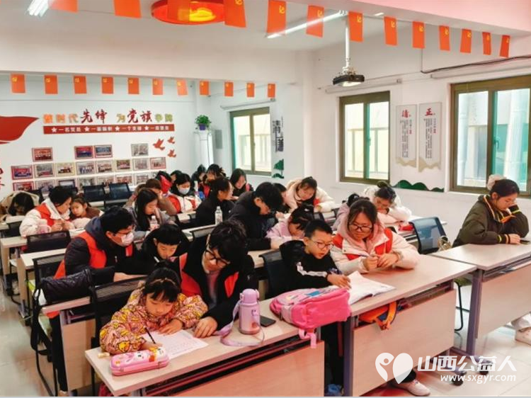 临汾市铁路东街道康庄社区开展寒假缤纷假期公益课堂志愿活动临汾市护苗爱心志愿服务队在本期公益辅导班中做辅导 - 第3张