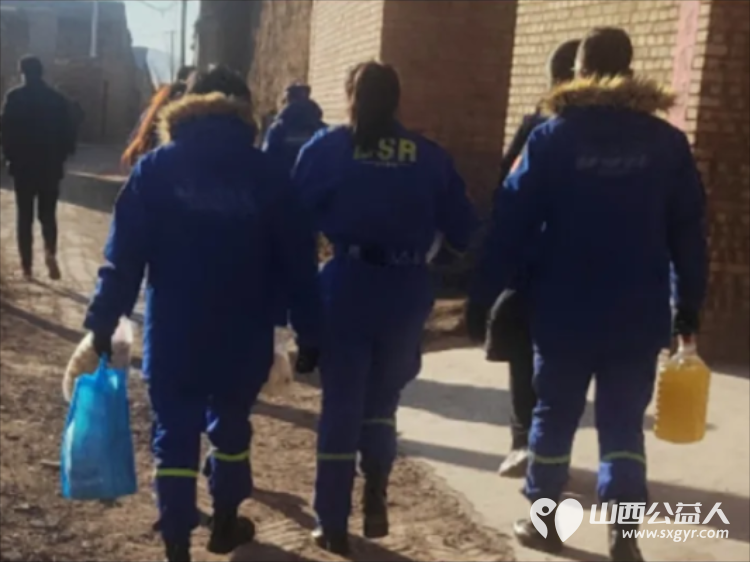 寒冬送暖情满童心----原平市蓝天救援队爱心在行动带着大家踊跃捐赠的物资踏上了看望留守儿童小怡和虎子的路程 - 第5张