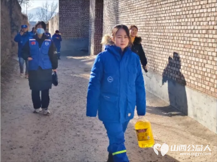 寒冬送暖情满童心----原平市蓝天救援队爱心在行动带着大家踊跃捐赠的物资踏上了看望留守儿童小怡和虎子的路程 - 第3张