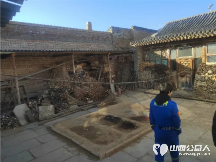 寒冬送暖情满童心----原平市蓝天救援队爱心在行动带着大家踊跃捐赠的物资踏上了看望留守儿童小怡和虎子的路程 - 第2张