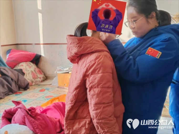 寒冬送暖情满童心----原平市蓝天救援队爱心在行动带着大家踊跃捐赠的物资踏上了看望留守儿童小怡和虎子的路程 - 第8张