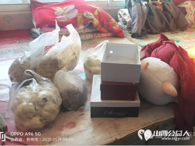 寒冬送暖情满童心----原平市蓝天救援队爱心在行动带着大家踊跃捐赠的物资踏上了看望留守儿童小怡和虎子的路程 - 第6张