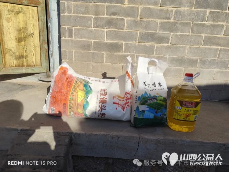寒冬送暖情满童心----原平市蓝天救援队爱心在行动带着大家踊跃捐赠的物资踏上了看望留守儿童小怡和虎子的路程 - 第21张