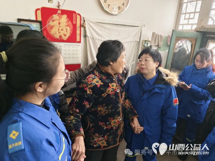 寒冬送暖情满童心----原平市蓝天救援队爱心在行动带着大家踊跃捐赠的物资踏上了看望留守儿童小怡和虎子的路程 - 第19张