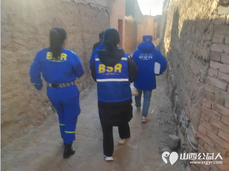 寒冬送暖情满童心----原平市蓝天救援队爱心在行动带着大家踊跃捐赠的物资踏上了看望留守儿童小怡和虎子的路程 - 第15张