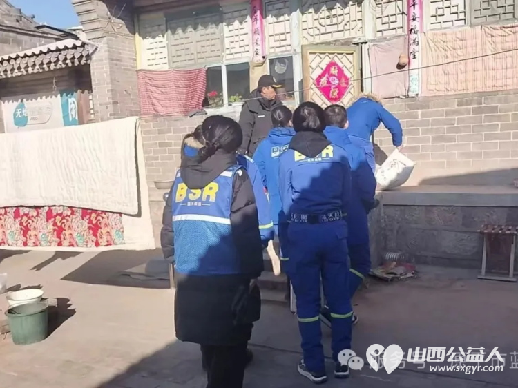 寒冬送暖情满童心----原平市蓝天救援队爱心在行动带着大家踊跃捐赠的物资踏上了看望留守儿童小怡和虎子的路程 - 第17张