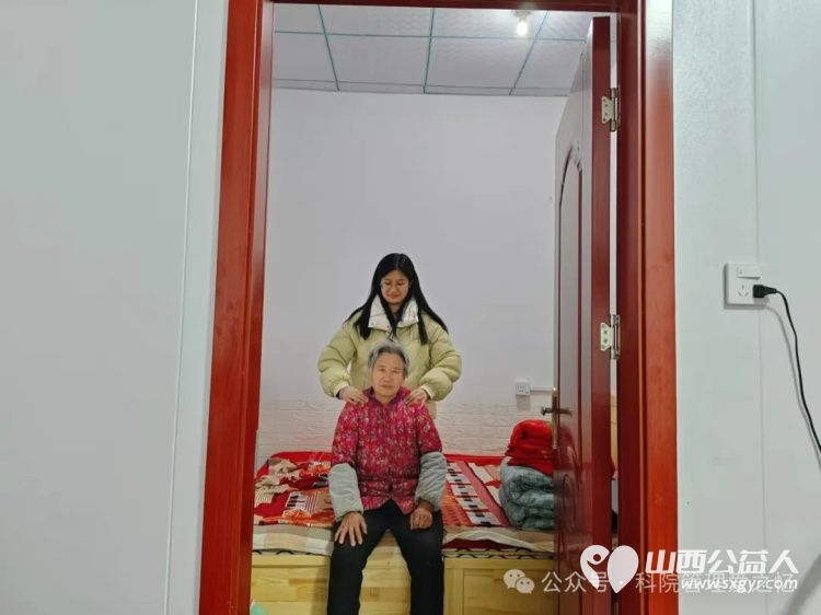 山西应用科技学院学生志愿者春节前去养老院慰问老人去独居老人家里帮忙整理卫生 - 第5张 - 山西公益人 山西应用科技学院学生志愿者春节前去养老院慰问老人去独居老人家里帮忙整理卫生 - 第5张