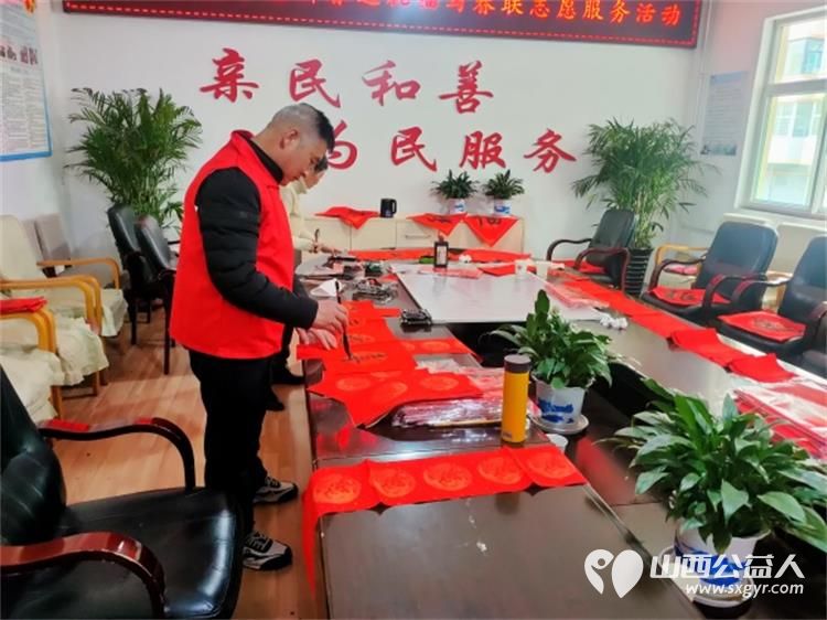 新年新气象送福进社区 长治市阳光困境儿童帮扶协会走进角沿村开展了“迎新春，送祝福写对联”主题活动 - 第2张