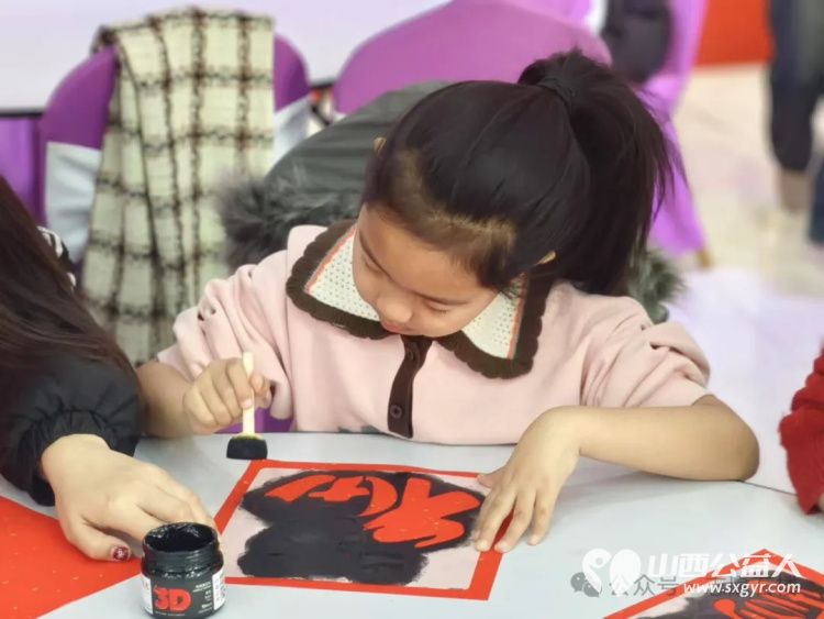 石楼县青年志愿者协会组织一群大学生在社区为30余名1至6年级的学生量身打造了学业辅导兴趣培养及思想教育内容 - 第7张