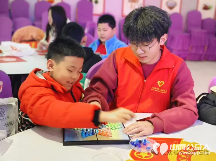 石楼县青年志愿者协会组织一群大学生在社区为30余名1至6年级的学生量身打造了学业辅导兴趣培养及思想教育内容 - 第8张