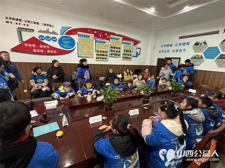 太原市首辆儿童友好公交迎着今冬第一场雪缓缓驶出下元公交站15名儿童志愿者共同创建并见证了这个富有特殊意义的时刻 - 第15张 - 山西公益人 太原市首辆儿童友好公交迎着今冬第一场雪缓缓驶出下元公交站15名儿童志愿者共同创建并见证了这个富有特殊意义的时刻 - 第15张