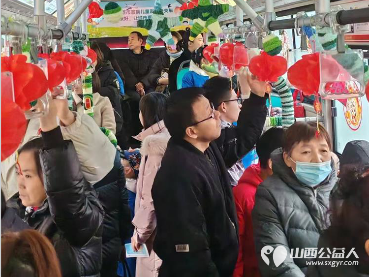 太原市首辆儿童友好公交迎着今冬第一场雪缓缓驶出下元公交站15名儿童志愿者共同创建并见证了这个富有特殊意义的时刻 - 第2张 - 山西公益人 太原市首辆儿童友好公交迎着今冬第一场雪缓缓驶出下元公交站15名儿童志愿者共同创建并见证了这个富有特殊意义的时刻 - 第2张