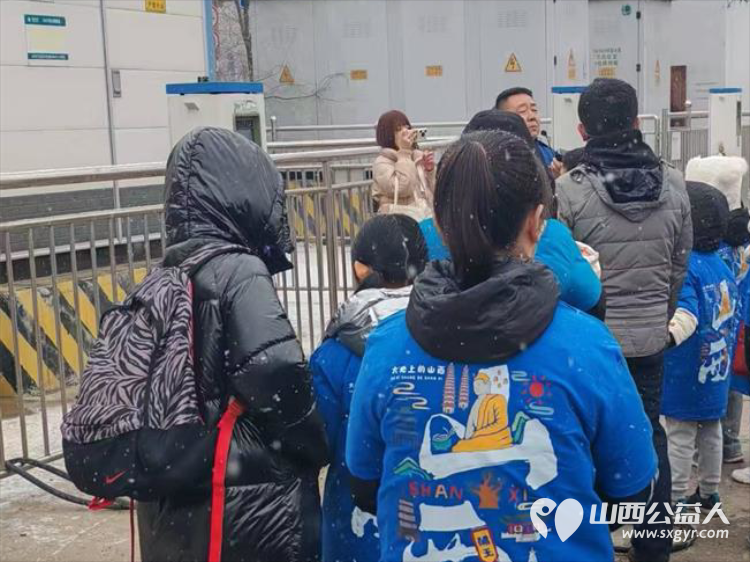 太原市首辆儿童友好公交迎着今冬第一场雪缓缓驶出下元公交站15名儿童志愿者共同创建并见证了这个富有特殊意义的时刻 - 第6张 - 山西公益人 太原市首辆儿童友好公交迎着今冬第一场雪缓缓驶出下元公交站15名儿童志愿者共同创建并见证了这个富有特殊意义的时刻 - 第6张