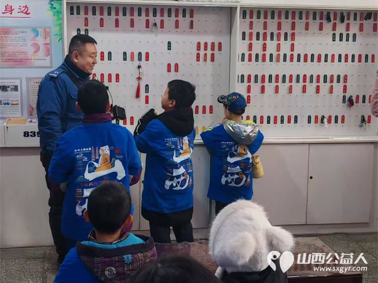 太原市首辆儿童友好公交迎着今冬第一场雪缓缓驶出下元公交站15名儿童志愿者共同创建并见证了这个富有特殊意义的时刻 - 第5张 - 山西公益人 太原市首辆儿童友好公交迎着今冬第一场雪缓缓驶出下元公交站15名儿童志愿者共同创建并见证了这个富有特殊意义的时刻 - 第5张