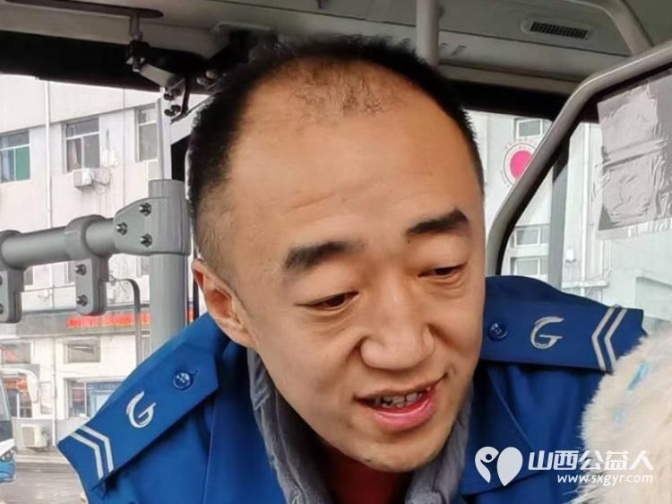 太原市首辆儿童友好公交迎着今冬第一场雪缓缓驶出下元公交站15名儿童志愿者共同创建并见证了这个富有特殊意义的时刻 - 第9张 - 山西公益人 太原市首辆儿童友好公交迎着今冬第一场雪缓缓驶出下元公交站15名儿童志愿者共同创建并见证了这个富有特殊意义的时刻 - 第9张