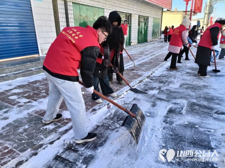 迎雪而战青春无畏 石楼县青年志愿者协会的青年志愿者不畏严寒携手清理积雪共筑美好家园 - 第9张 - 山西公益人 迎雪而战青春无畏 石楼县青年志愿者协会的青年志愿者不畏严寒携手清理积雪共筑美好家园 - 第9张
