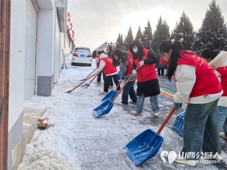迎雪而战青春无畏 石楼县青年志愿者协会的青年志愿者不畏严寒携手清理积雪共筑美好家园 - 第8张 - 山西公益人 迎雪而战青春无畏 石楼县青年志愿者协会的青年志愿者不畏严寒携手清理积雪共筑美好家园 - 第8张