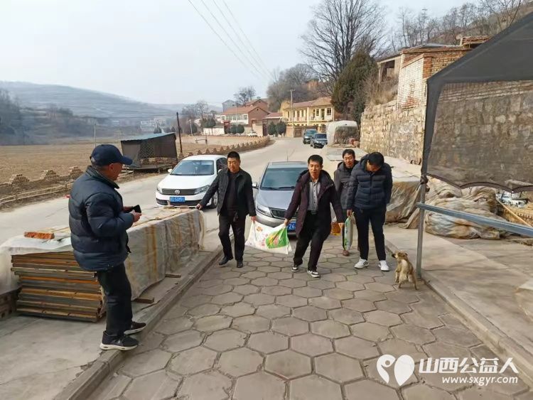 上党区义工协会党支部慰问老党员送去党组织的关怀和关爱收集老党员们对义工协会建设的意见建议代表义工协会为他们送上了慰问品 - 第2张 - 山西公益人 上党区义工协会党支部慰问老党员送去党组织的关怀和关爱收集老党员们对义工协会建设的意见建议代表义工协会为他们送上了慰问品 - 第2张