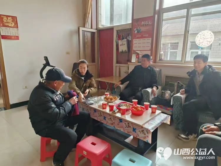 上党区义工协会党支部慰问老党员送去党组织的关怀和关爱收集老党员们对义工协会建设的意见建议代表义工协会为他们送上了慰问品 - 第3张 - 山西公益人 上党区义工协会党支部慰问老党员送去党组织的关怀和关爱收集老党员们对义工协会建设的意见建议代表义工协会为他们送上了慰问品 - 第3张