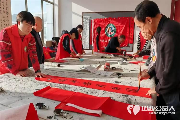 党韵墨香盈社区春联福字映初心 上党区义工协会携手区文化馆书画班举办挥墨书联歌盛世载舞欢歌颂新春写春联活动发给社区老年居民 - 第9张 - 山西公益人 党韵墨香盈社区春联福字映初心 上党区义工协会携手区文化馆书画班举办挥墨书联歌盛世载舞欢歌颂新春写春联活动发给社区老年居民 - 第9张