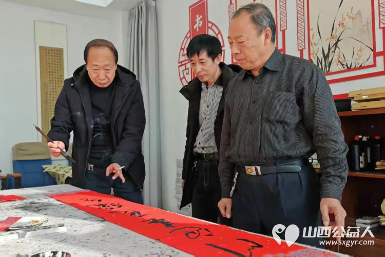 党韵墨香盈社区春联福字映初心 上党区义工协会携手区文化馆书画班举办挥墨书联歌盛世载舞欢歌颂新春写春联活动发给社区老年居民 - 第7张 - 山西公益人 党韵墨香盈社区春联福字映初心 上党区义工协会携手区文化馆书画班举办挥墨书联歌盛世载舞欢歌颂新春写春联活动发给社区老年居民 - 第7张