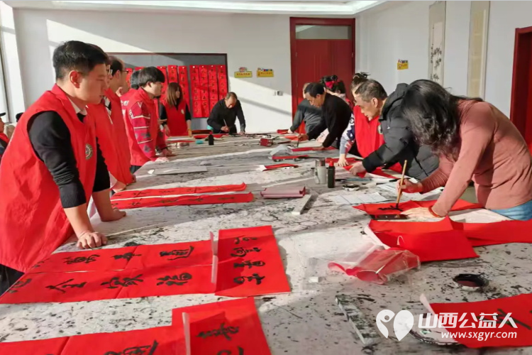 党韵墨香盈社区春联福字映初心 上党区义工协会携手区文化馆书画班举办挥墨书联歌盛世载舞欢歌颂新春写春联活动发给社区老年居民 - 第6张 - 山西公益人 党韵墨香盈社区春联福字映初心 上党区义工协会携手区文化馆书画班举办挥墨书联歌盛世载舞欢歌颂新春写春联活动发给社区老年居民 - 第6张