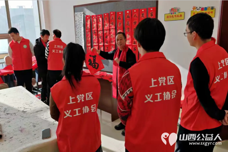 党韵墨香盈社区春联福字映初心 上党区义工协会携手区文化馆书画班举办挥墨书联歌盛世载舞欢歌颂新春写春联活动发给社区老年居民 - 第4张 - 山西公益人 党韵墨香盈社区春联福字映初心 上党区义工协会携手区文化馆书画班举办挥墨书联歌盛世载舞欢歌颂新春写春联活动发给社区老年居民 - 第4张