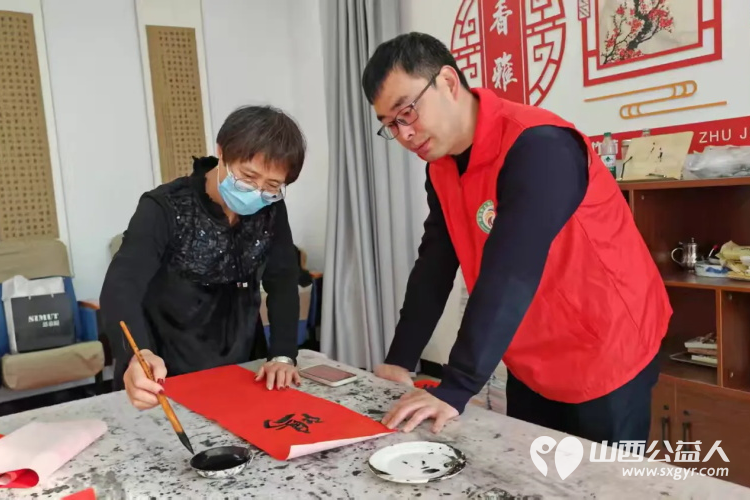 党韵墨香盈社区春联福字映初心 上党区义工协会携手区文化馆书画班举办挥墨书联歌盛世载舞欢歌颂新春写春联活动发给社区老年居民 - 第3张 - 山西公益人 党韵墨香盈社区春联福字映初心 上党区义工协会携手区文化馆书画班举办挥墨书联歌盛世载舞欢歌颂新春写春联活动发给社区老年居民 - 第3张
