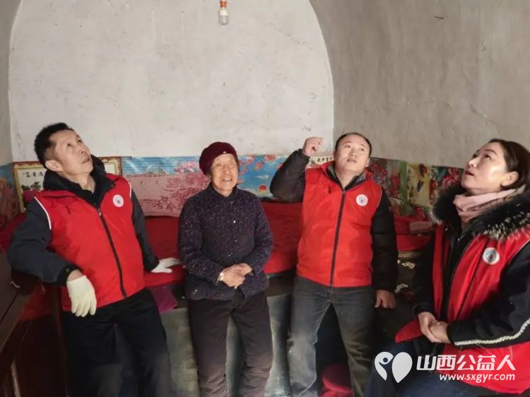 兴县同城爱心公益协会开展冬日暖阳慰问活动慰问两户困难家庭给他们送去大米白面黄油莜面等生活用品 - 第2张 - 山西公益人 兴县同城爱心公益协会开展冬日暖阳慰问活动慰问两户困难家庭给他们送去大米白面黄油莜面等生活用品 - 第2张