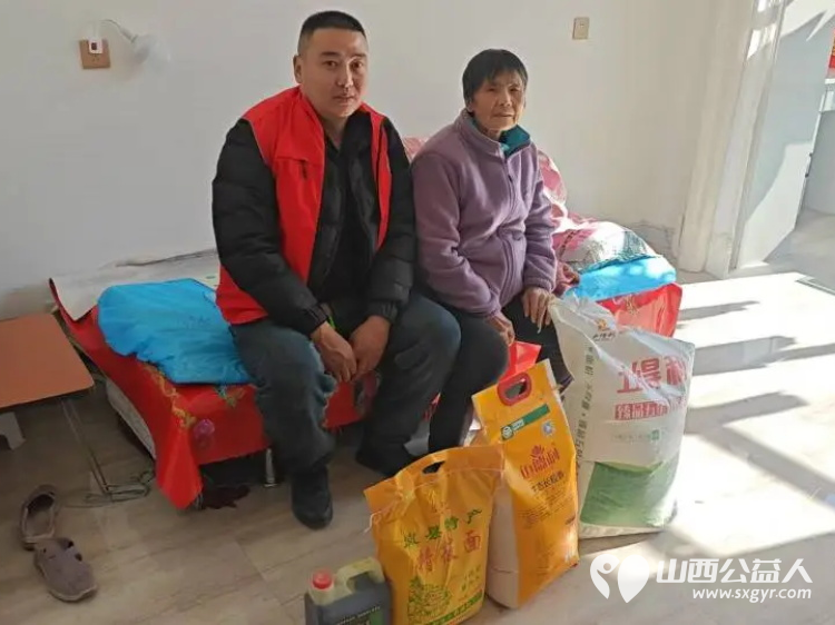 兴县同城爱心公益协会开展冬日暖阳慰问活动慰问两户困难家庭给他们送去大米白面黄油莜面等生活用品 - 第3张 - 山西公益人 兴县同城爱心公益协会开展冬日暖阳慰问活动慰问两户困难家庭给他们送去大米白面黄油莜面等生活用品 - 第3张