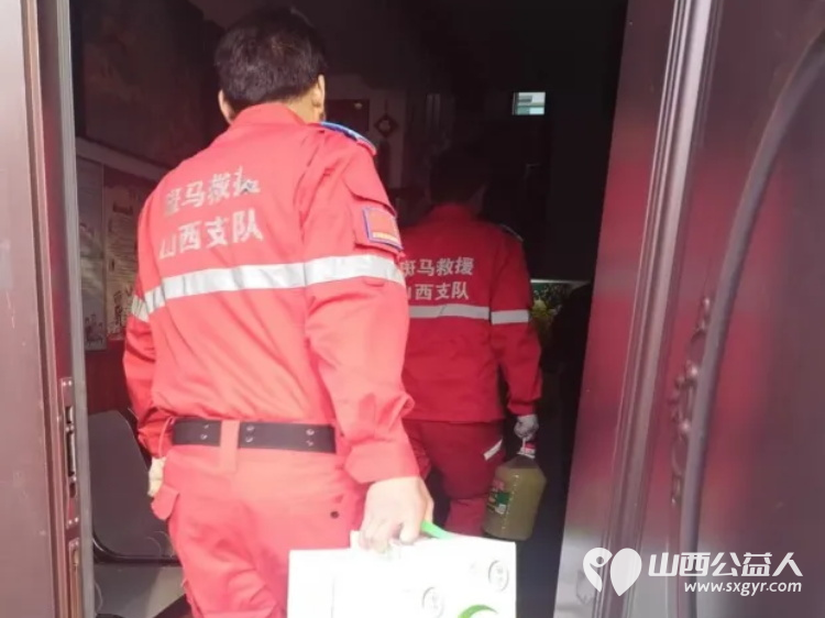 爱心行动点亮希望养老院里书写温情篇章 介休市斑马义务救援队走进福星轩养老院传递温暖与力量将满载爱心的慰问品及温暖的服务带给老人们 - 第14张 - 山西公益人 爱心行动点亮希望养老院里书写温情篇章 介休市斑马义务救援队走进福星轩养老院传递温暖与力量将满载爱心的慰问品及温暖的服务带给老人们 - 第14张