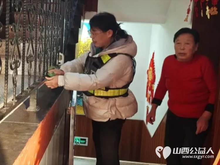 爱心行动点亮希望养老院里书写温情篇章 介休市斑马义务救援队走进福星轩养老院传递温暖与力量将满载爱心的慰问品及温暖的服务带给老人们 - 第5张 - 山西公益人 爱心行动点亮希望养老院里书写温情篇章 介休市斑马义务救援队走进福星轩养老院传递温暖与力量将满载爱心的慰问品及温暖的服务带给老人们 - 第5张