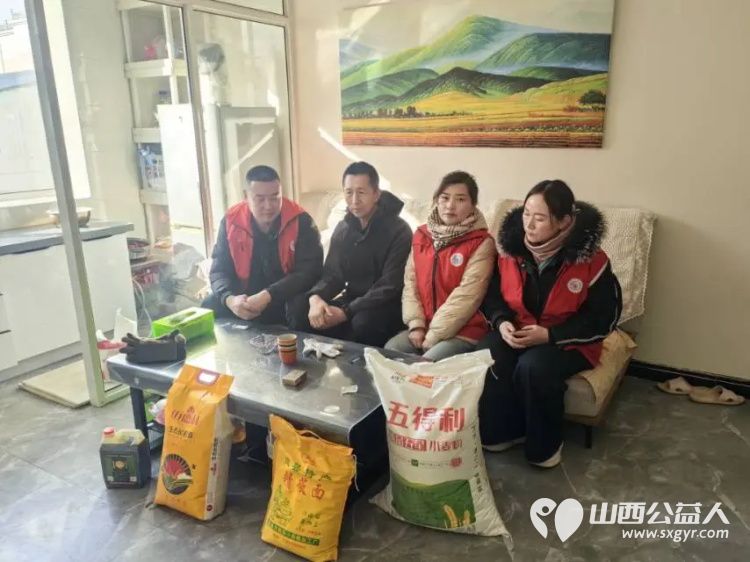 兴县同城爱心公益协会党支部开展协会老党员慰问活动为他们送去白面大米黄油莜面等慰问品 - 第1张