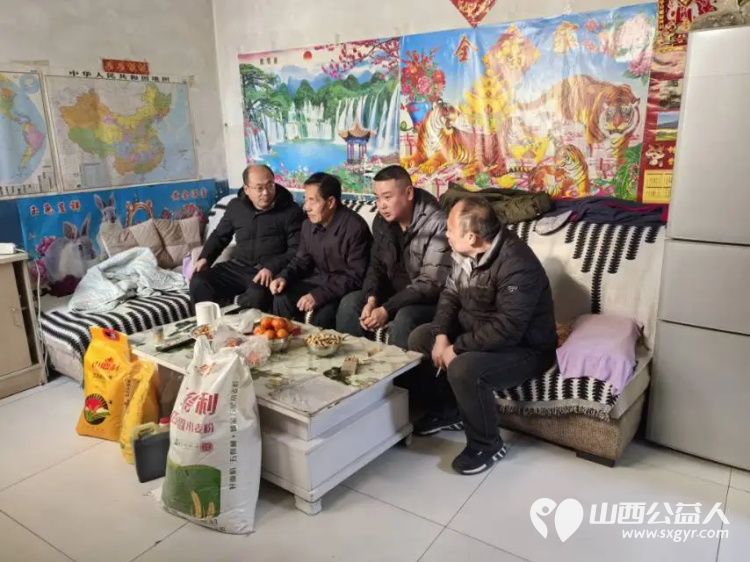 兴县同城爱心公益协会党支部开展协会老党员慰问活动为他们送去白面大米黄油莜面等慰问品 - 第2张