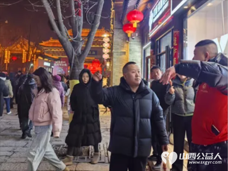 为旅游添彩让城市更美----忻州市经济开发区志愿巡防团组织志愿者进古城志愿服务维护秩序当好旅游向导 - 第8张 - 山西公益人 为旅游添彩让城市更美----忻州市经济开发区志愿巡防团组织志愿者进古城志愿服务维护秩序当好旅游向导 - 第8张
