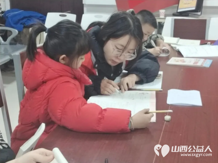 青苗牵手学路无忧----临汾市护苗爱心志愿服务队寒假组织临汾市大学生志愿者在新兴社区公益课堂帮助孩子们学习 - 第3张 - 山西公益人 青苗牵手学路无忧----临汾市护苗爱心志愿服务队寒假组织临汾市大学生志愿者在新兴社区公益课堂帮助孩子们学习 - 第3张