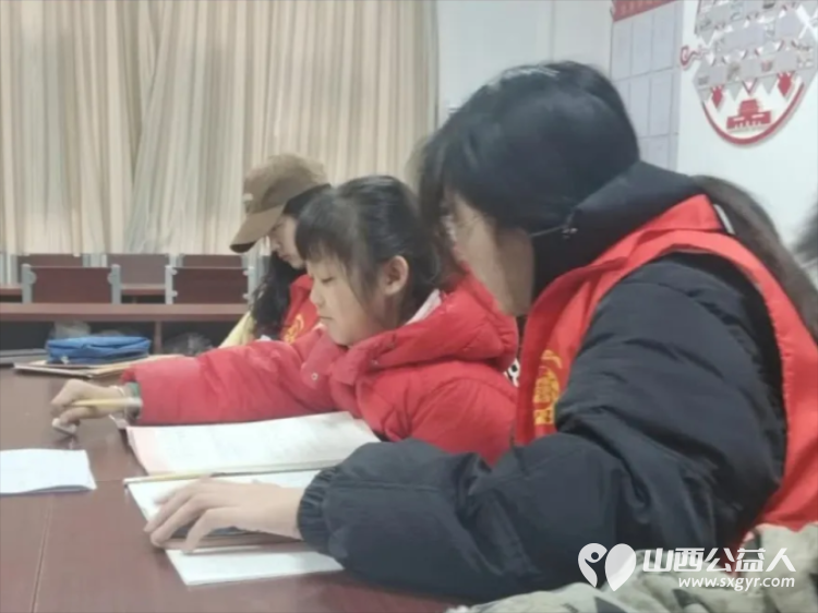 青苗牵手学路无忧----临汾市护苗爱心志愿服务队寒假组织临汾市大学生志愿者在新兴社区公益课堂帮助孩子们学习 - 第2张 - 山西公益人 青苗牵手学路无忧----临汾市护苗爱心志愿服务队寒假组织临汾市大学生志愿者在新兴社区公益课堂帮助孩子们学习 - 第2张
