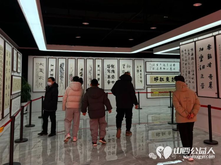 长治市正能量公益协会组织大学生志愿者在首届正能量公益书画作品展展览期间开展志愿服务活动 - 第15张