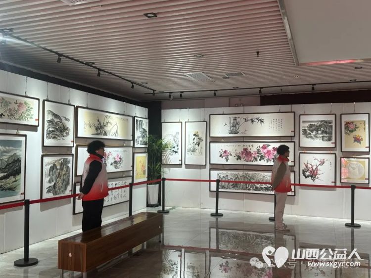 长治市正能量公益协会组织大学生志愿者在首届正能量公益书画作品展展览期间开展志愿服务活动 - 第14张