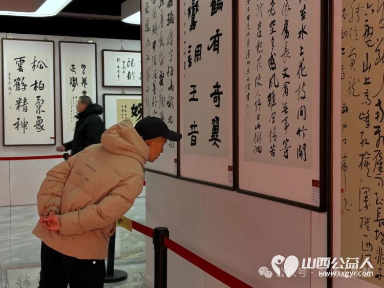 长治市正能量公益协会组织大学生志愿者在首届正能量公益书画作品展展览期间开展志愿服务活动 - 第19张