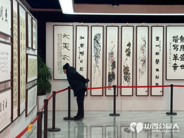 长治市正能量公益协会组织大学生志愿者在首届正能量公益书画作品展展览期间开展志愿服务活动 - 第20张