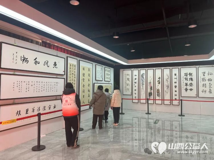 长治市正能量公益协会组织大学生志愿者在首届正能量公益书画作品展展览期间开展志愿服务活动 - 第13张