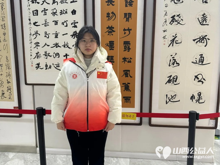 长治市正能量公益协会组织大学生志愿者在首届正能量公益书画作品展展览期间开展志愿服务活动 - 第10张