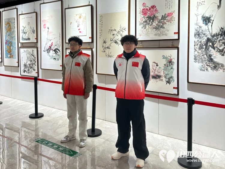 长治市正能量公益协会组织大学生志愿者在首届正能量公益书画作品展展览期间开展志愿服务活动 - 第11张