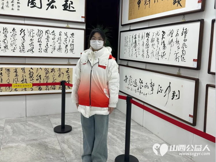 长治市正能量公益协会组织大学生志愿者在首届正能量公益书画作品展展览期间开展志愿服务活动 - 第8张