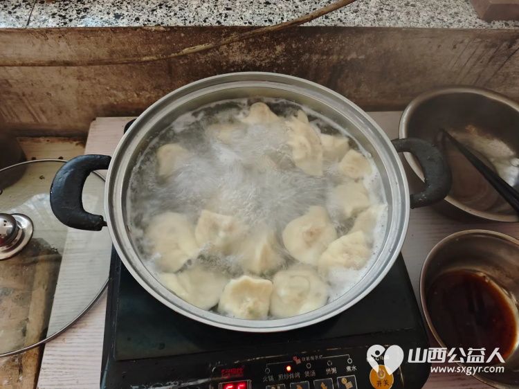 介休市敬老协会敬老爱老助老活动走进连福镇义和堡村特困84岁王士功老人家中为老人送上春节祝福 - 第15张 - 山西公益人 介休市敬老协会敬老爱老助老活动走进连福镇义和堡村特困84岁王士功老人家中为老人送上春节祝福 - 第15张