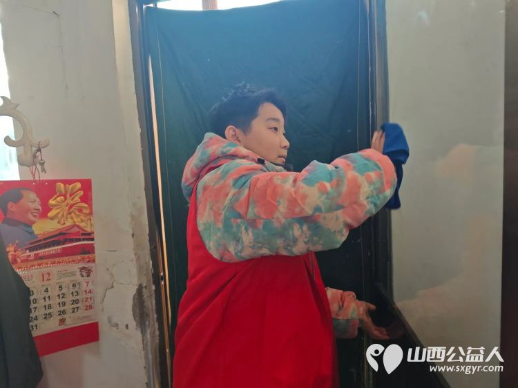 介休市敬老协会敬老爱老助老活动走进连福镇义和堡村特困84岁王士功老人家中为老人送上春节祝福 - 第2张 - 山西公益人 介休市敬老协会敬老爱老助老活动走进连福镇义和堡村特困84岁王士功老人家中为老人送上春节祝福 - 第2张