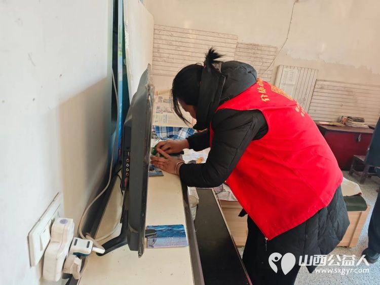 介休市敬老协会敬老爱老助老活动走进连福镇义和堡村特困84岁王士功老人家中为老人送上春节祝福 - 第7张 - 山西公益人 介休市敬老协会敬老爱老助老活动走进连福镇义和堡村特困84岁王士功老人家中为老人送上春节祝福 - 第7张