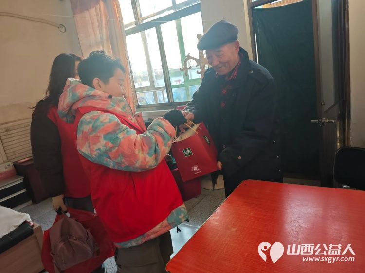 介休市敬老协会敬老爱老助老活动走进连福镇义和堡村特困84岁王士功老人家中为老人送上春节祝福 - 第8张 - 山西公益人 介休市敬老协会敬老爱老助老活动走进连福镇义和堡村特困84岁王士功老人家中为老人送上春节祝福 - 第8张